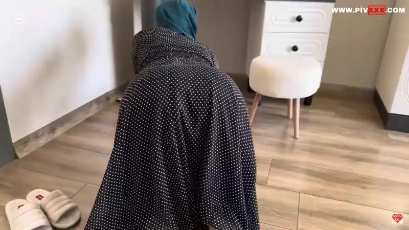Fatma ile her telden evde süpürgeyle ayaklarını sergiliyor - porno türbanlı türk (Bedava)