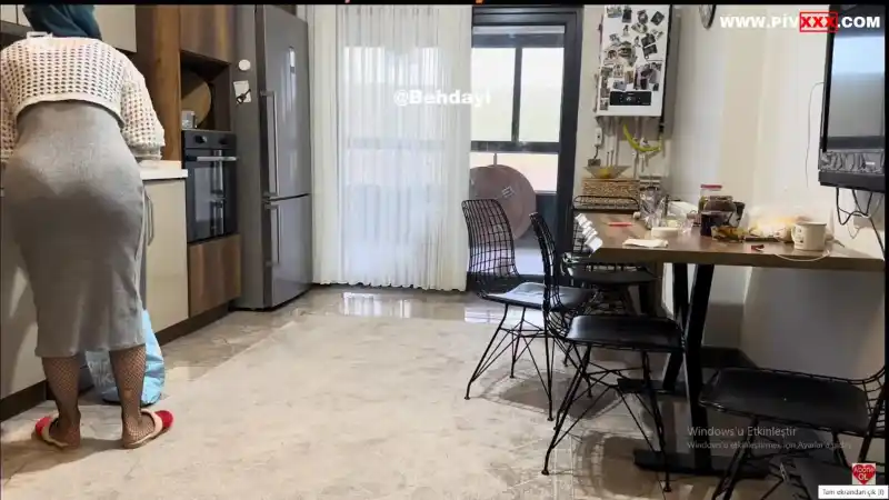 Fatma ile her telden mutfakta eğilip kalçasını sergiliyor, türbanlı hatun azdırıcı pozlar veriyor - Türkçe Altyazılı türbanlı pornoları