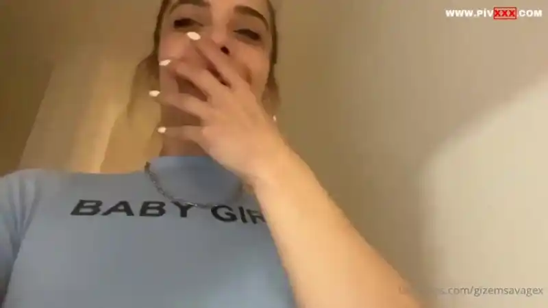 türbanlı ifşa twitter: Gizem savagex baby girl tişörtle göğüslerini açıp dil çıkardı kalçalarını gösterdi 