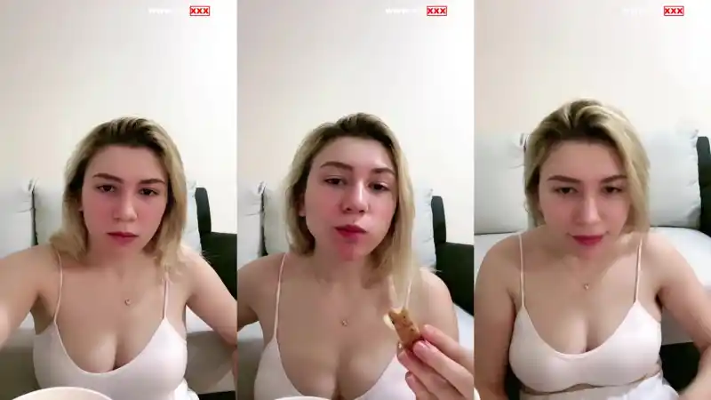 türbanlı sex: Study sarışın hatun yemek yerken dekolte şov yapıyor 