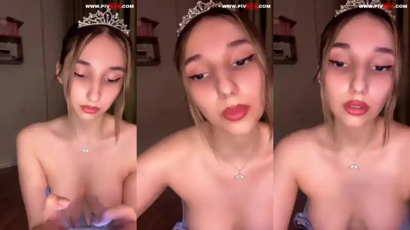 türbanlı telegram: Tango laura taçlı halde memelerini açıp okşuyor 