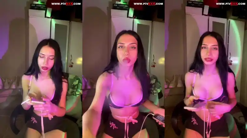 türbanlı pornolar: Lola tangoda dildosunu yalayıp memelerini okşuyor 