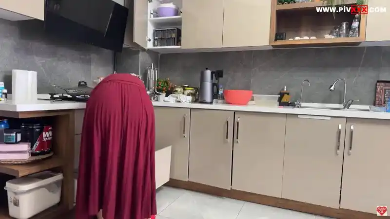 Fatma i̇le her telden kırmızı temizlik - porno türk türbanlı (Türkçe Altyazılı)